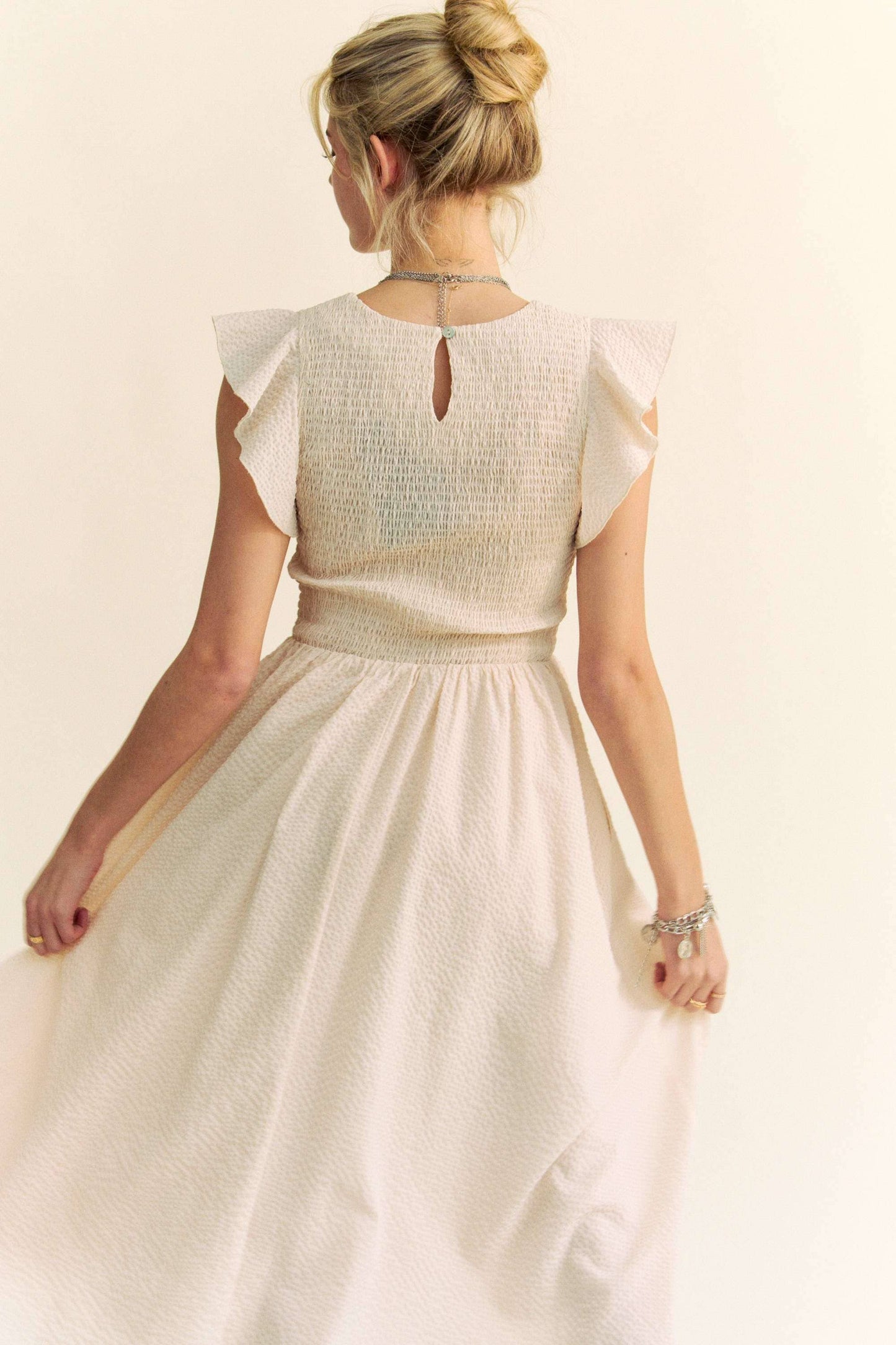 TEXTURED RUFFLE CAP SLEEVE SMOCKED MIDI DRESS: Cream Beige