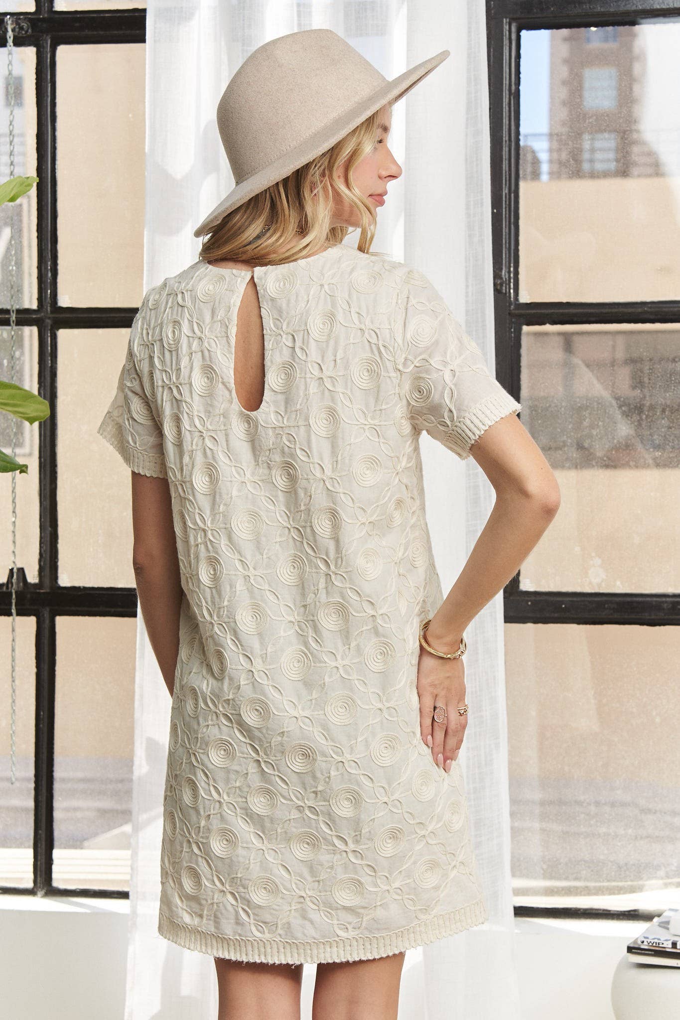 APPLIQUE SHIFT DRESS: BEIGE