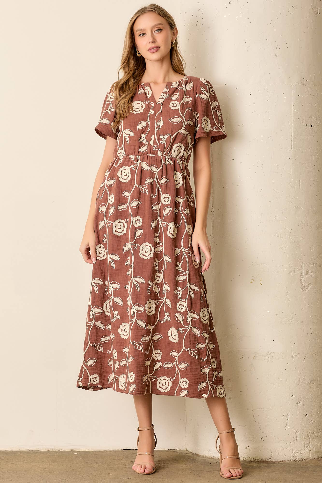 (PLUS) SHORT SLEEVE MAXI DRESS: Brown