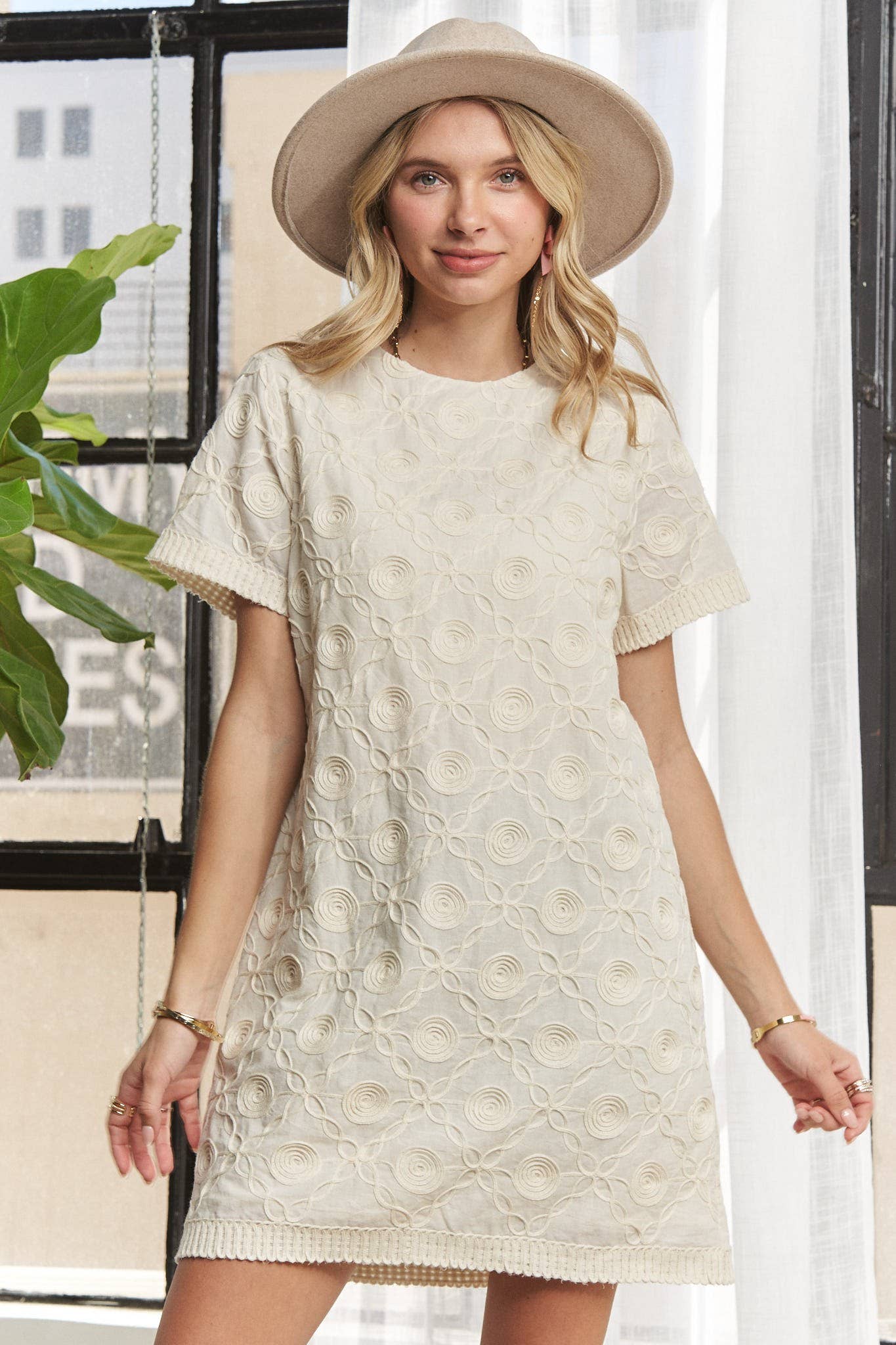 APPLIQUE SHIFT DRESS: BEIGE