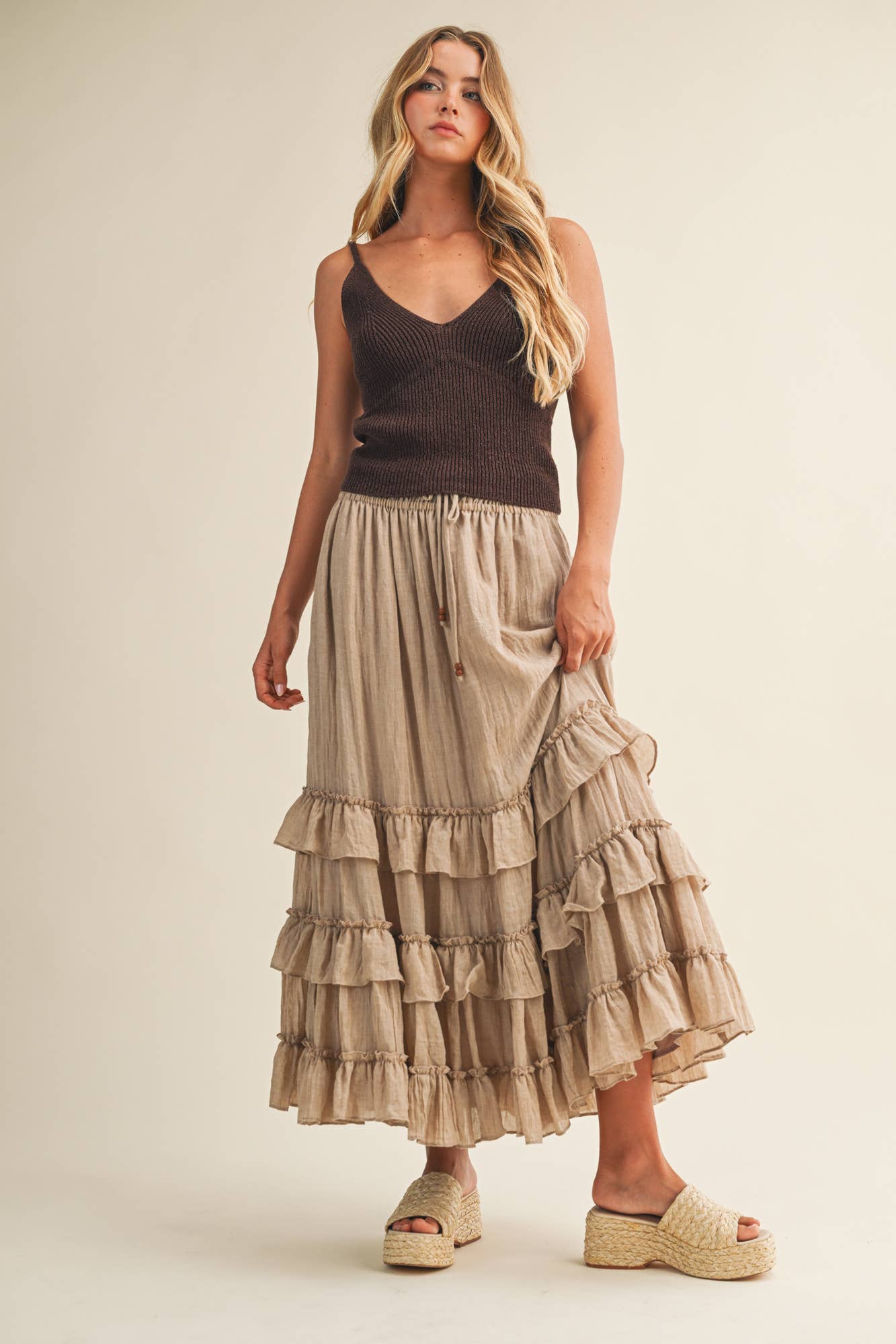 DETAIL TIERED MAXI SKIRT: LT.TAUPE