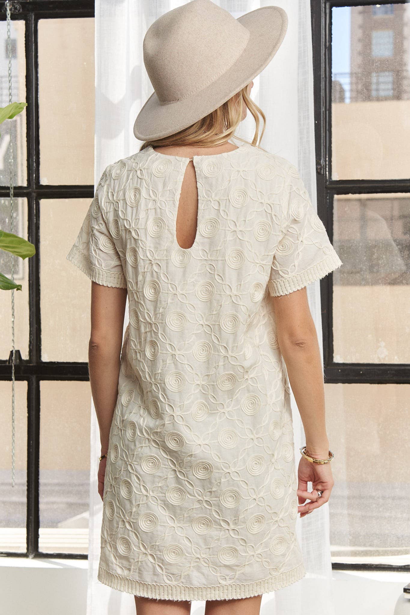 APPLIQUE SHIFT DRESS: BEIGE