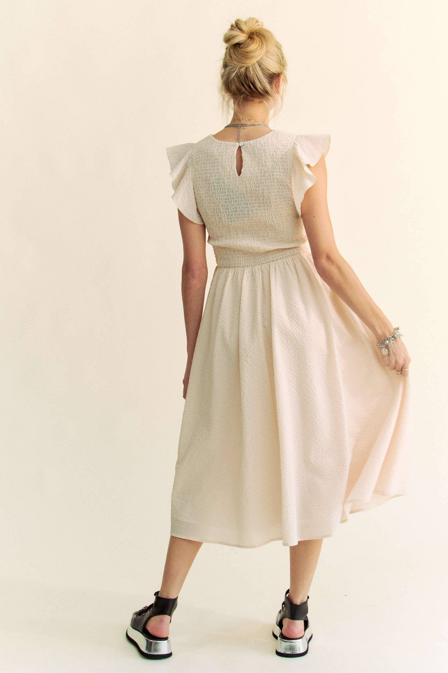 TEXTURED RUFFLE CAP SLEEVE SMOCKED MIDI DRESS: Cream Beige