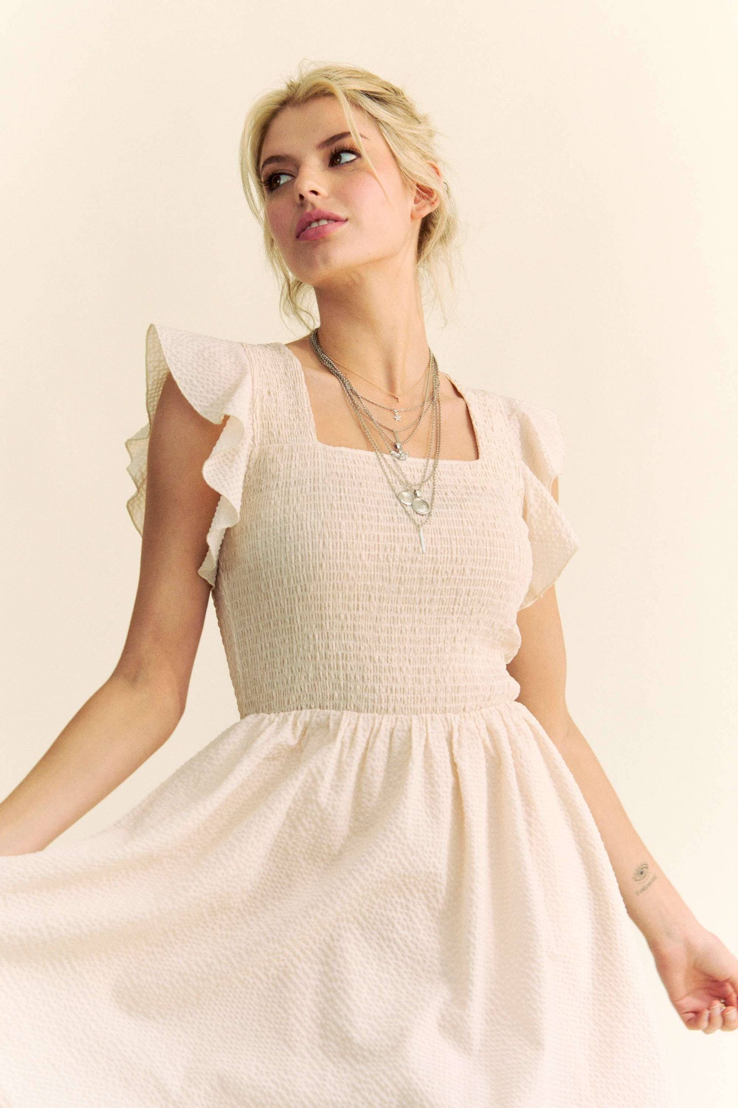 TEXTURED RUFFLE CAP SLEEVE SMOCKED MIDI DRESS: Cream Beige