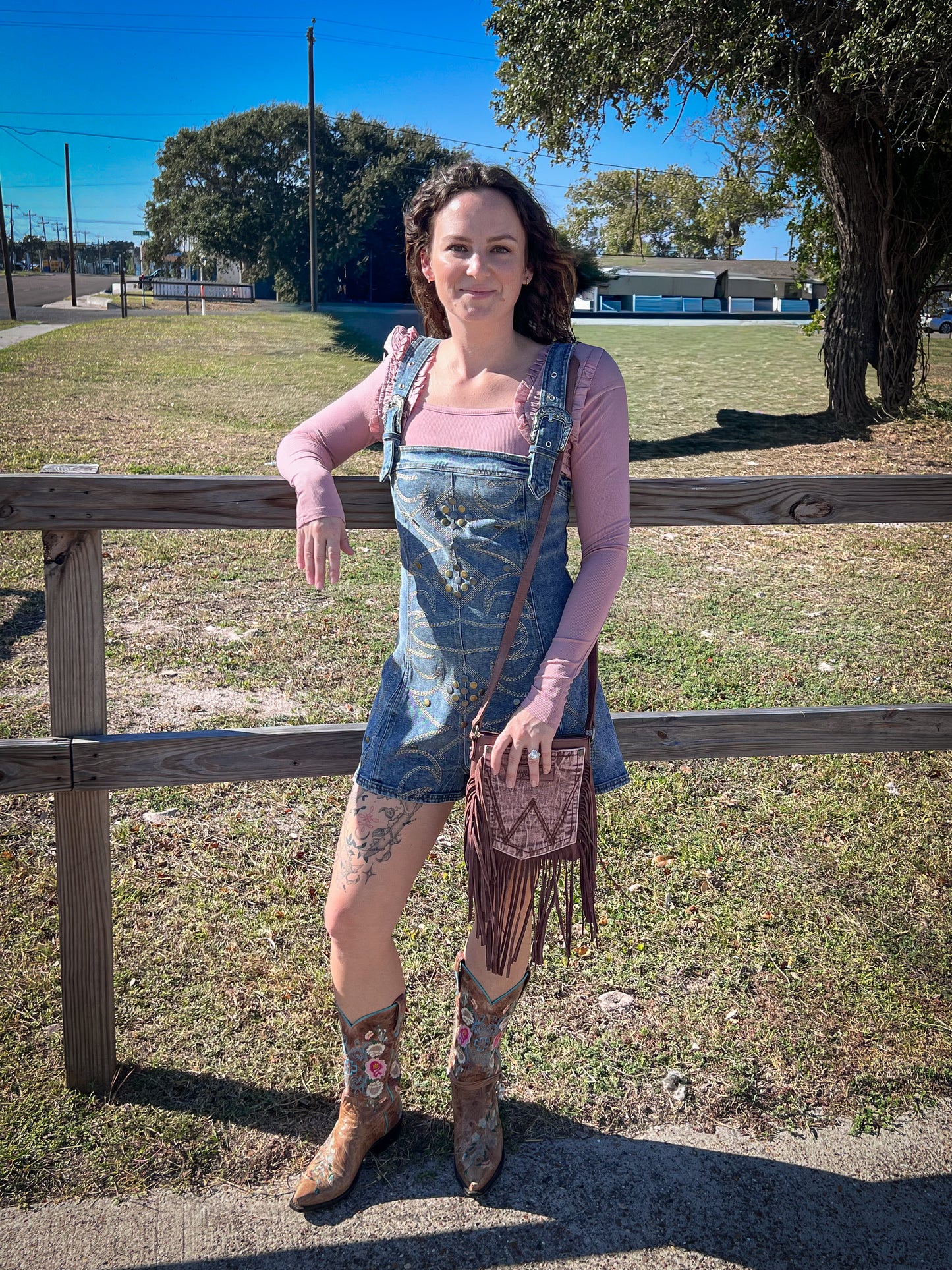 Western Buckle Embroidered Romper: MEDIUM WASH