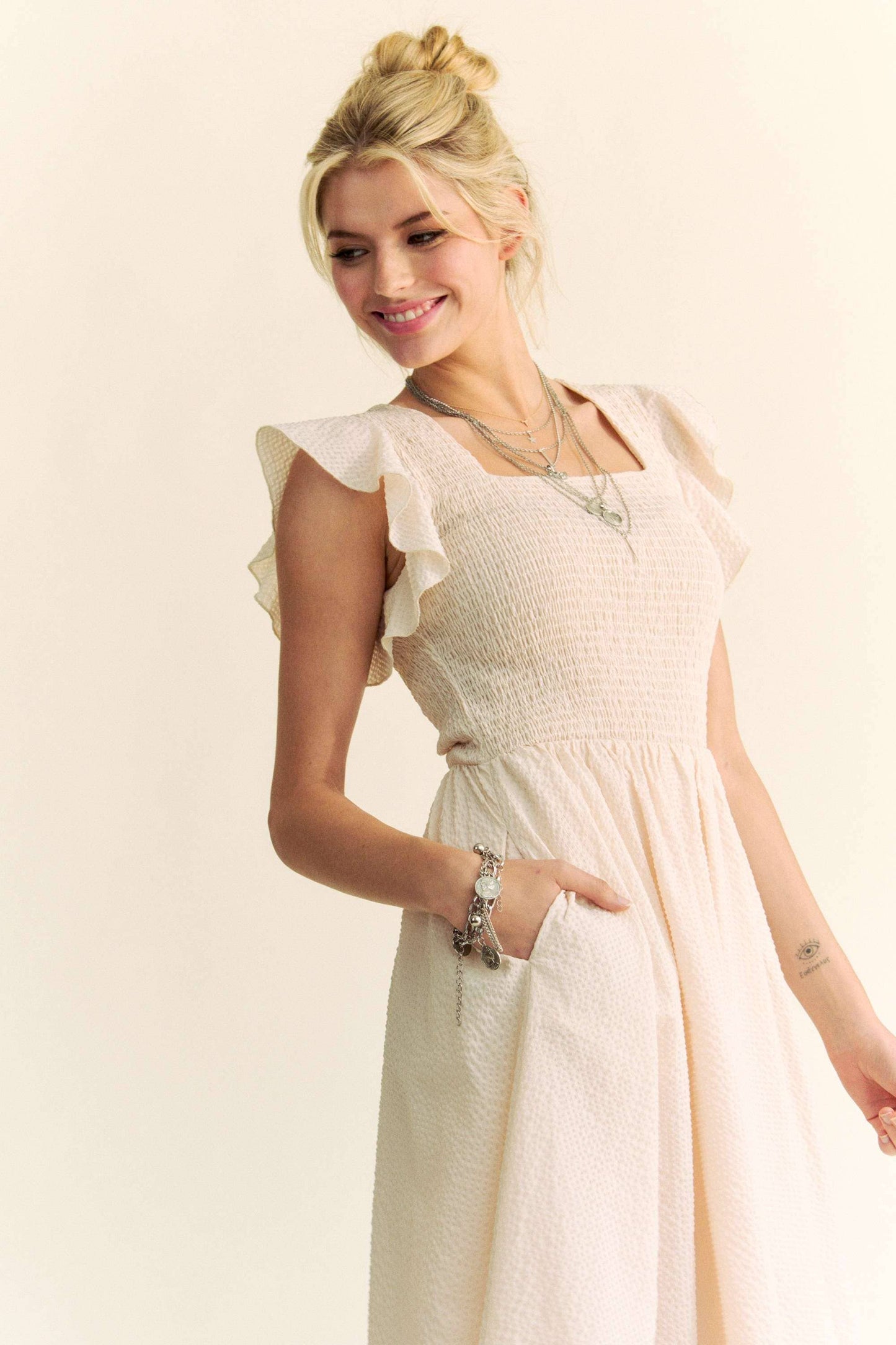 TEXTURED RUFFLE CAP SLEEVE SMOCKED MIDI DRESS: Cream Beige