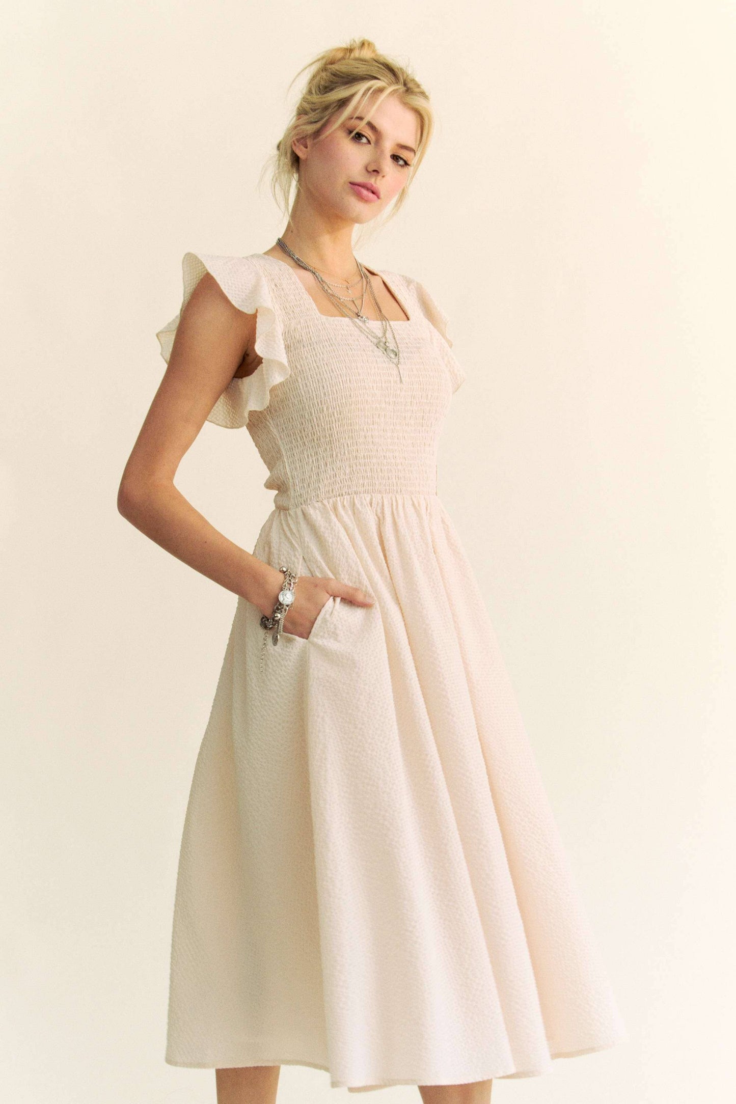 TEXTURED RUFFLE CAP SLEEVE SMOCKED MIDI DRESS: Cream Beige