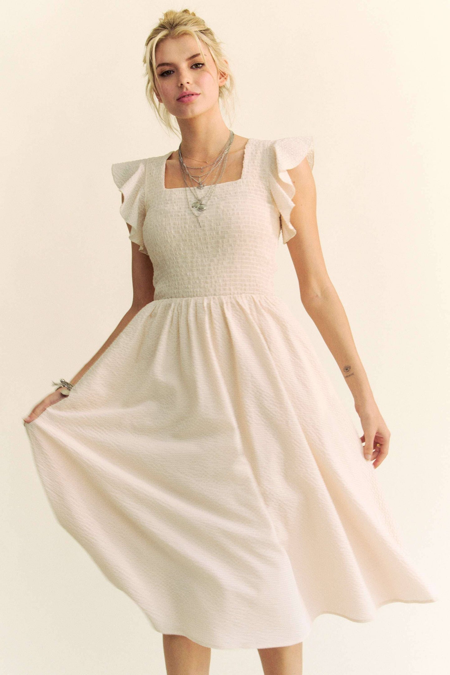 TEXTURED RUFFLE CAP SLEEVE SMOCKED MIDI DRESS: Cream Beige