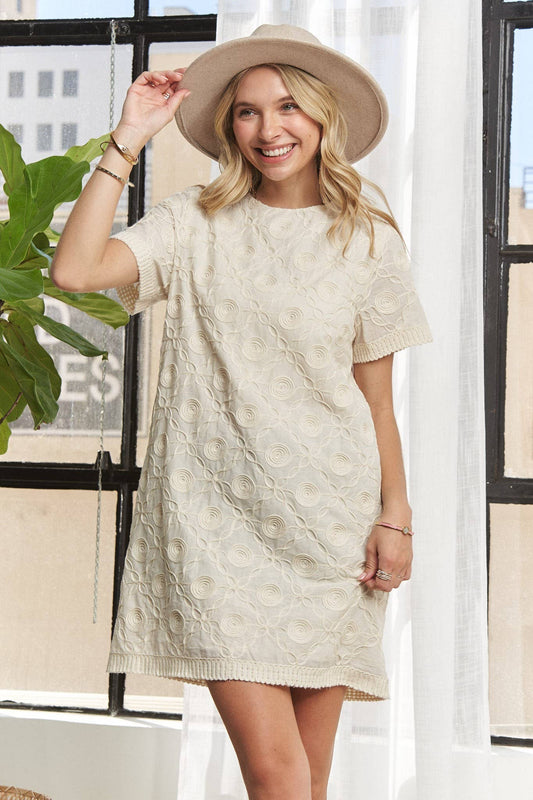 APPLIQUE SHIFT DRESS: BEIGE