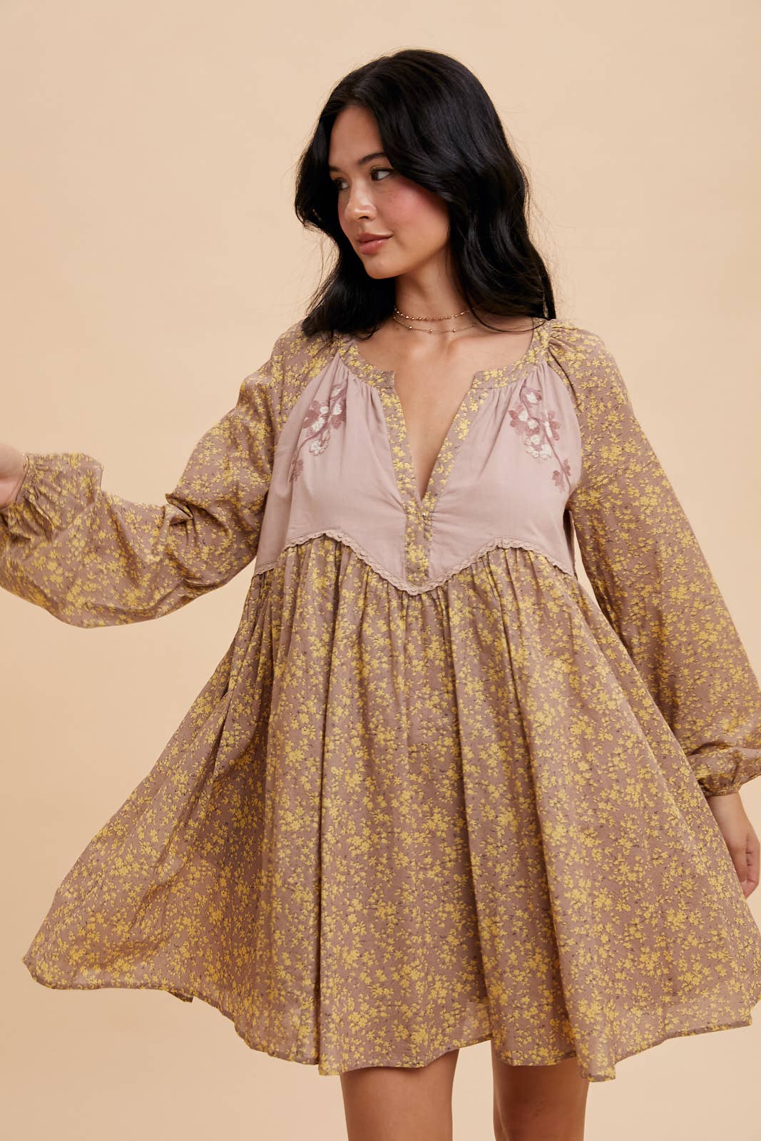 COTTON EMBROIDERED BABYDOLL DRESS: FAWN