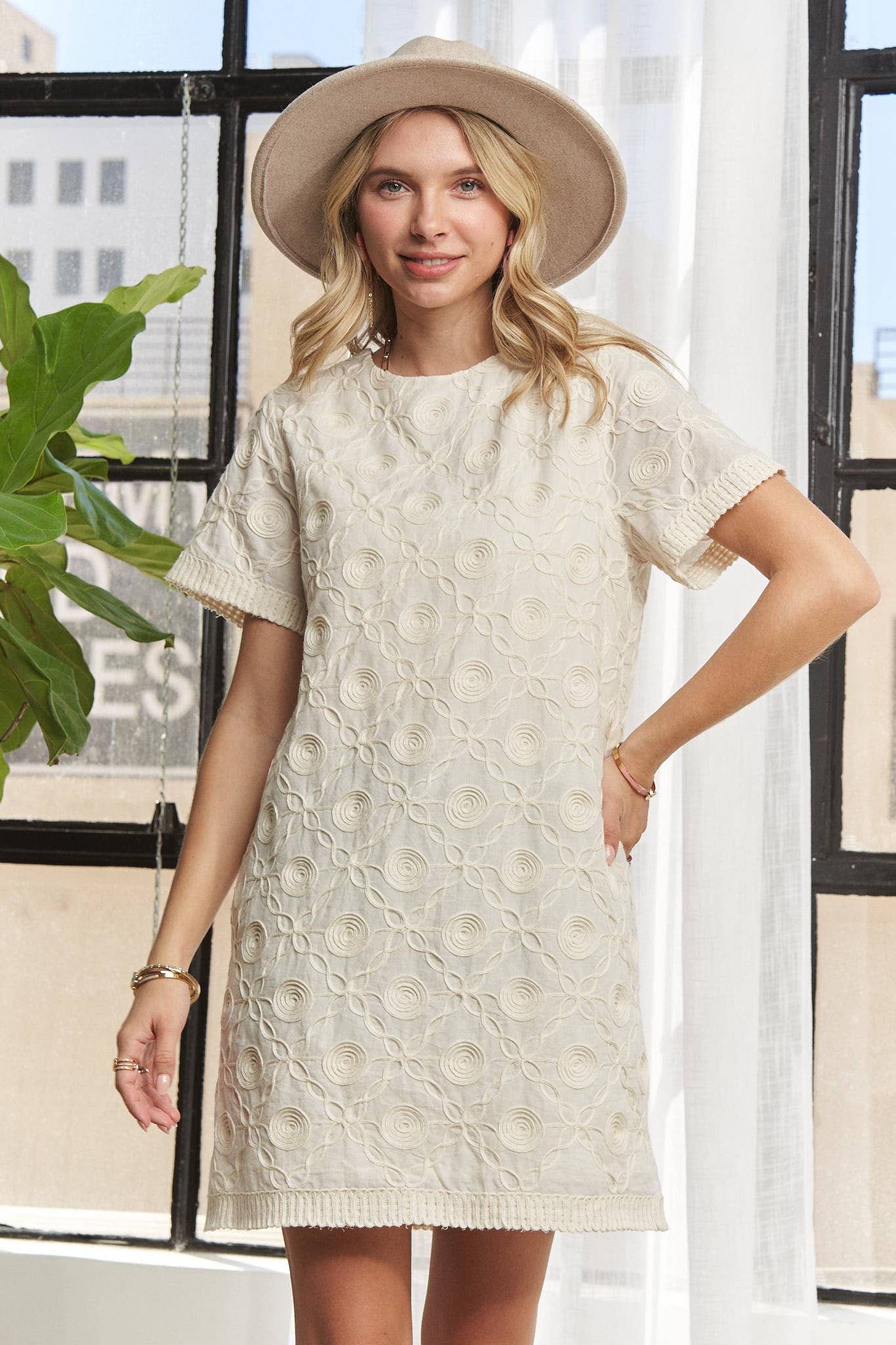 APPLIQUE SHIFT DRESS: BEIGE