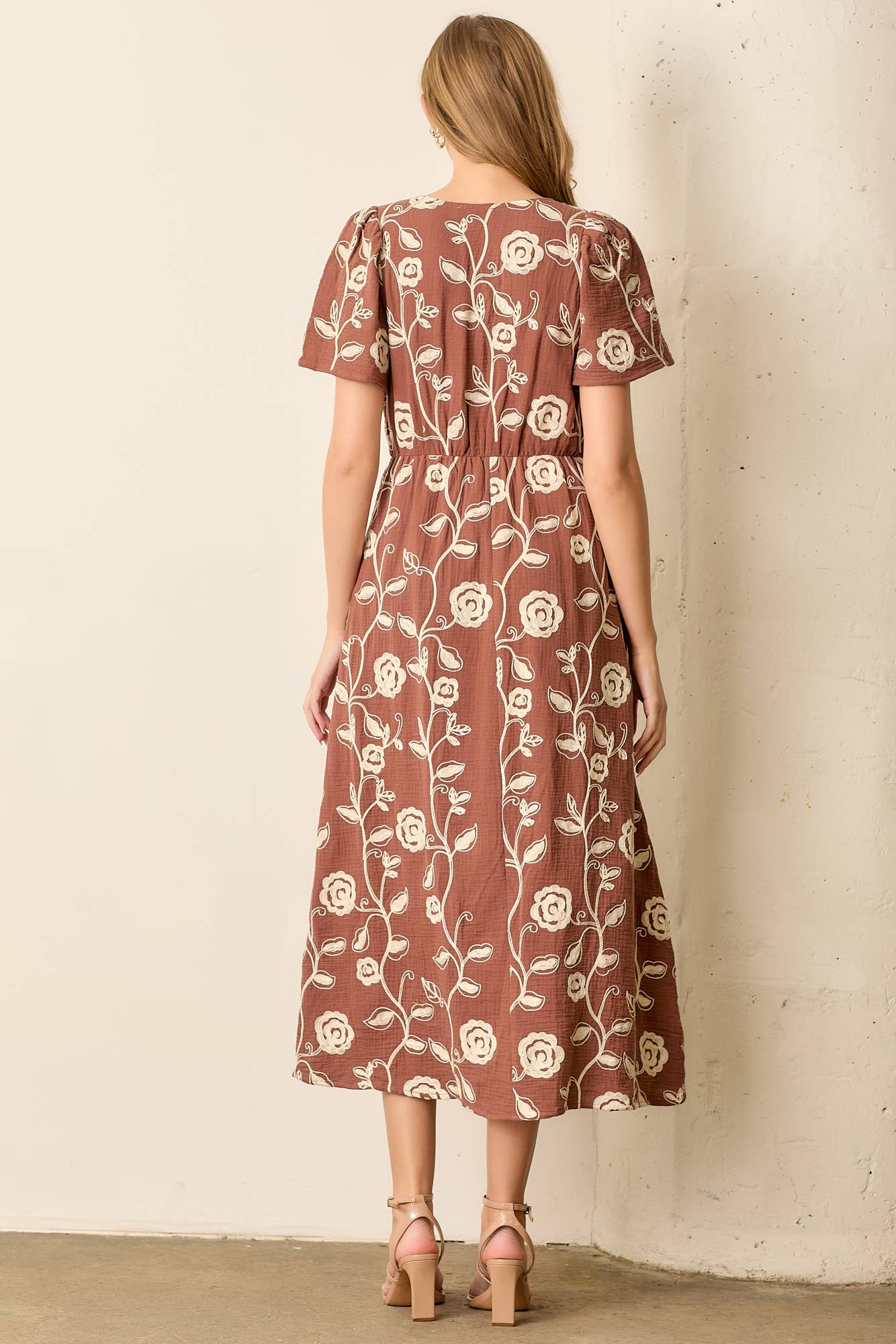 (PLUS) SHORT SLEEVE MAXI DRESS: Brown