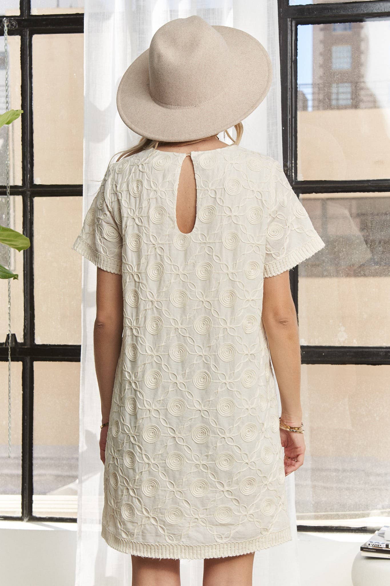 APPLIQUE SHIFT DRESS: BEIGE